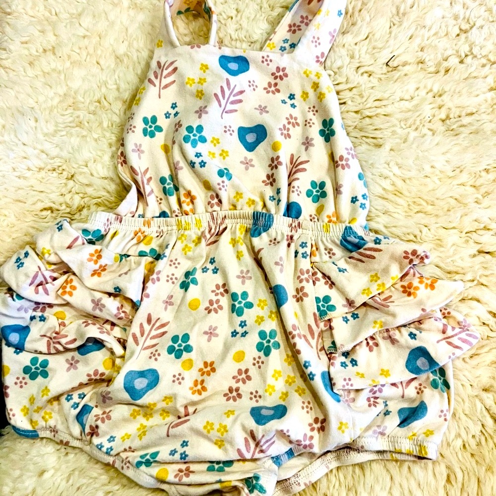 Spring floral EUC Bubble Romper.